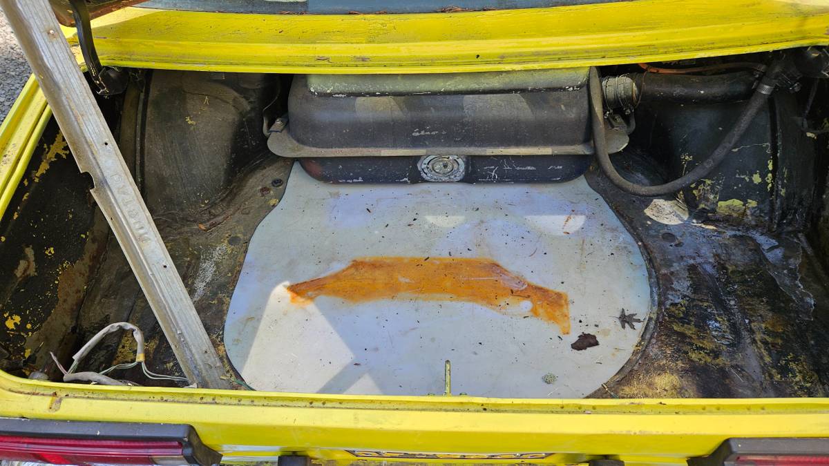 Datsun-510-1973-yellow-12