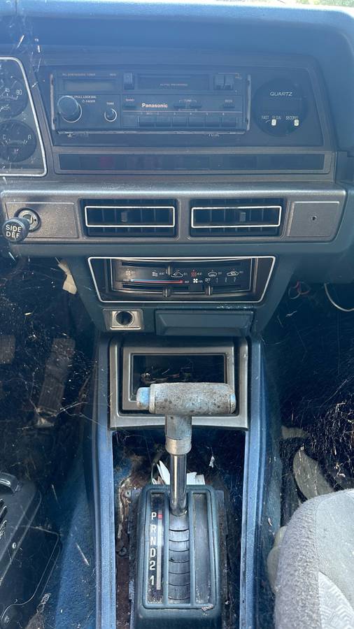 Datsun-510-1979-white-9