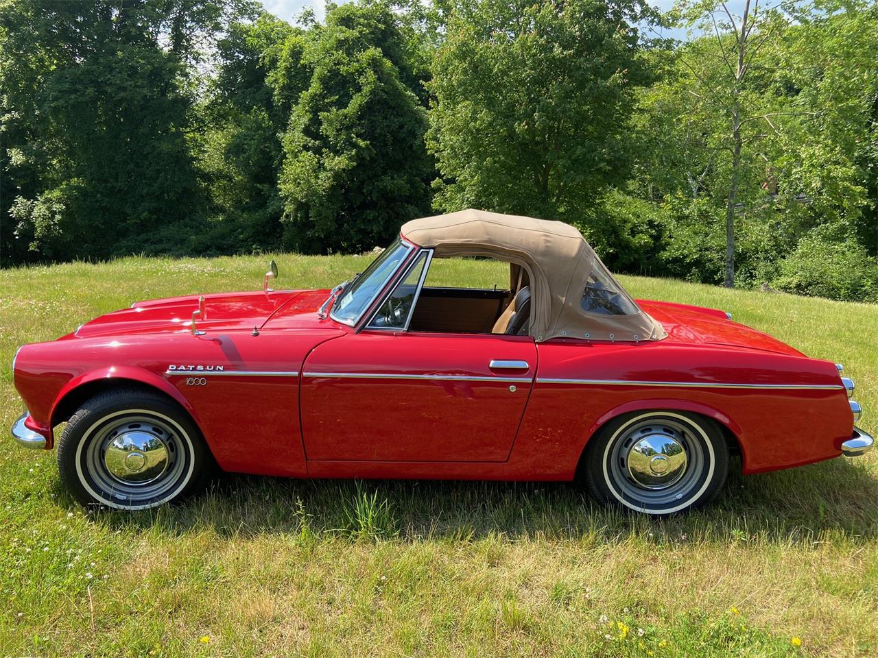 Datsun-Roadster-1968-Red-Tan-3
