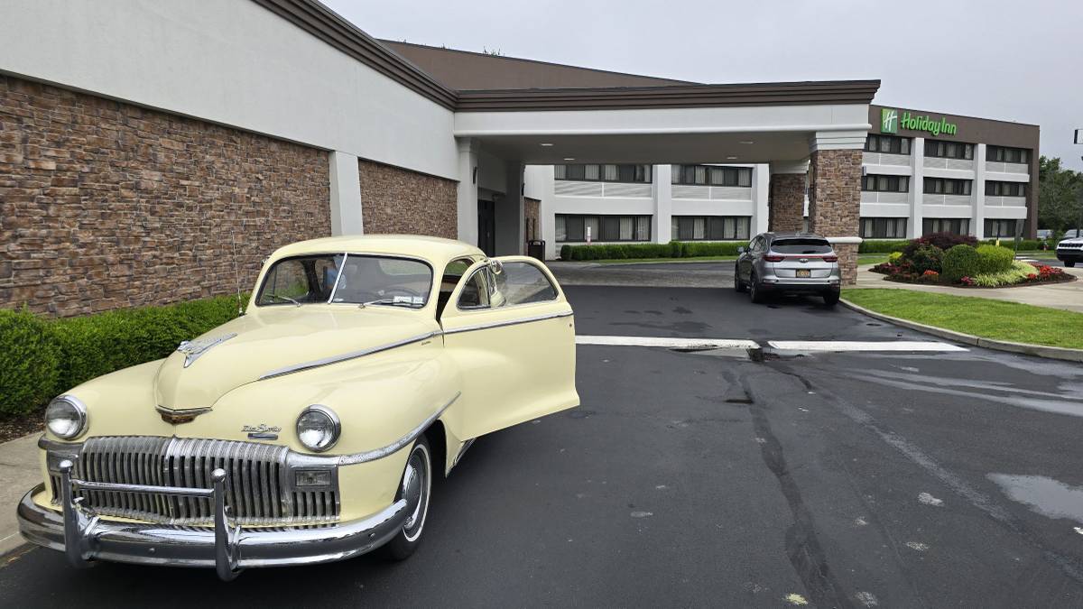 Desoto-s11-1946-yellow-14