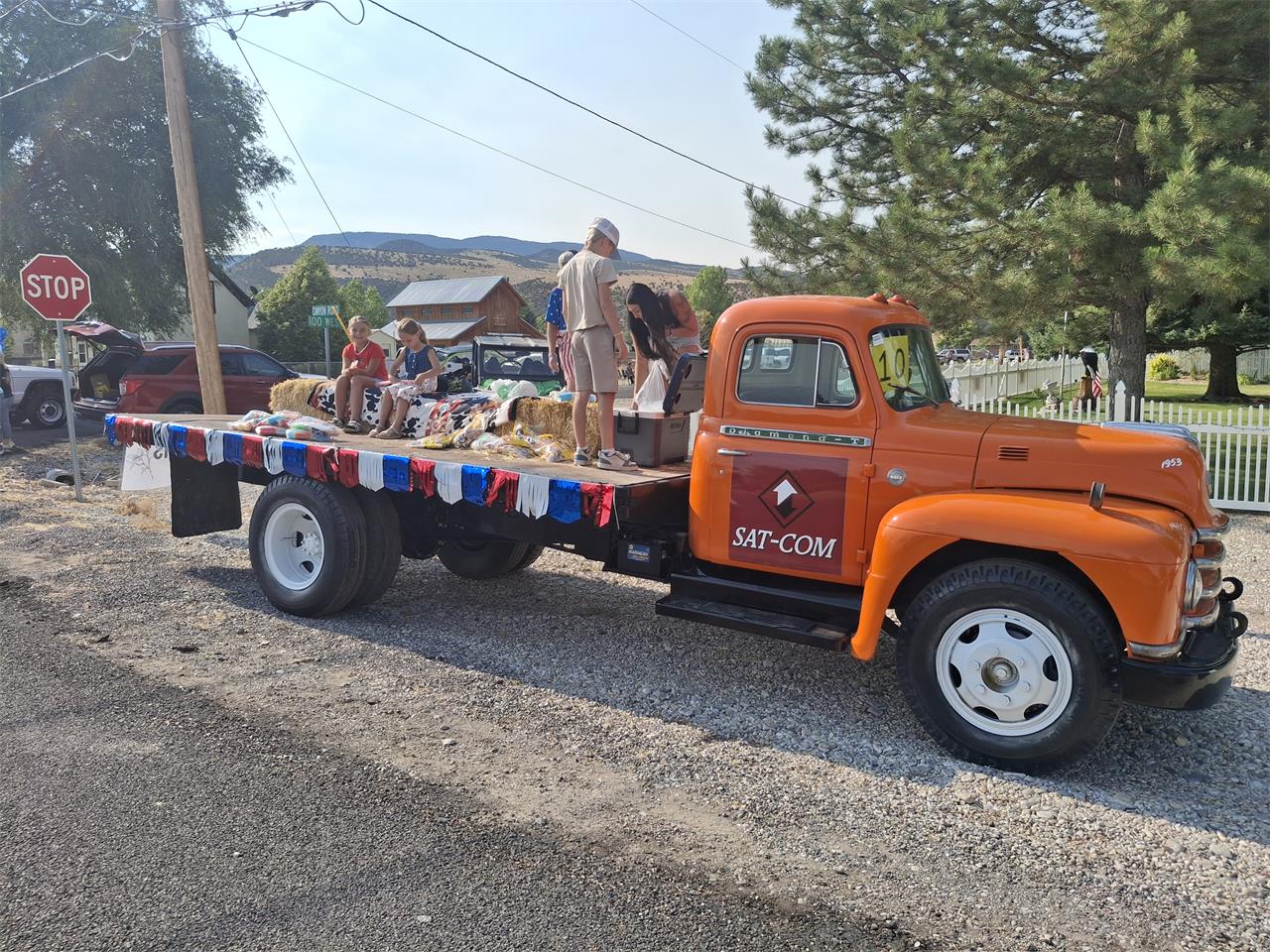Diamond-t-Pickup-1953-Orange-Cream-3
