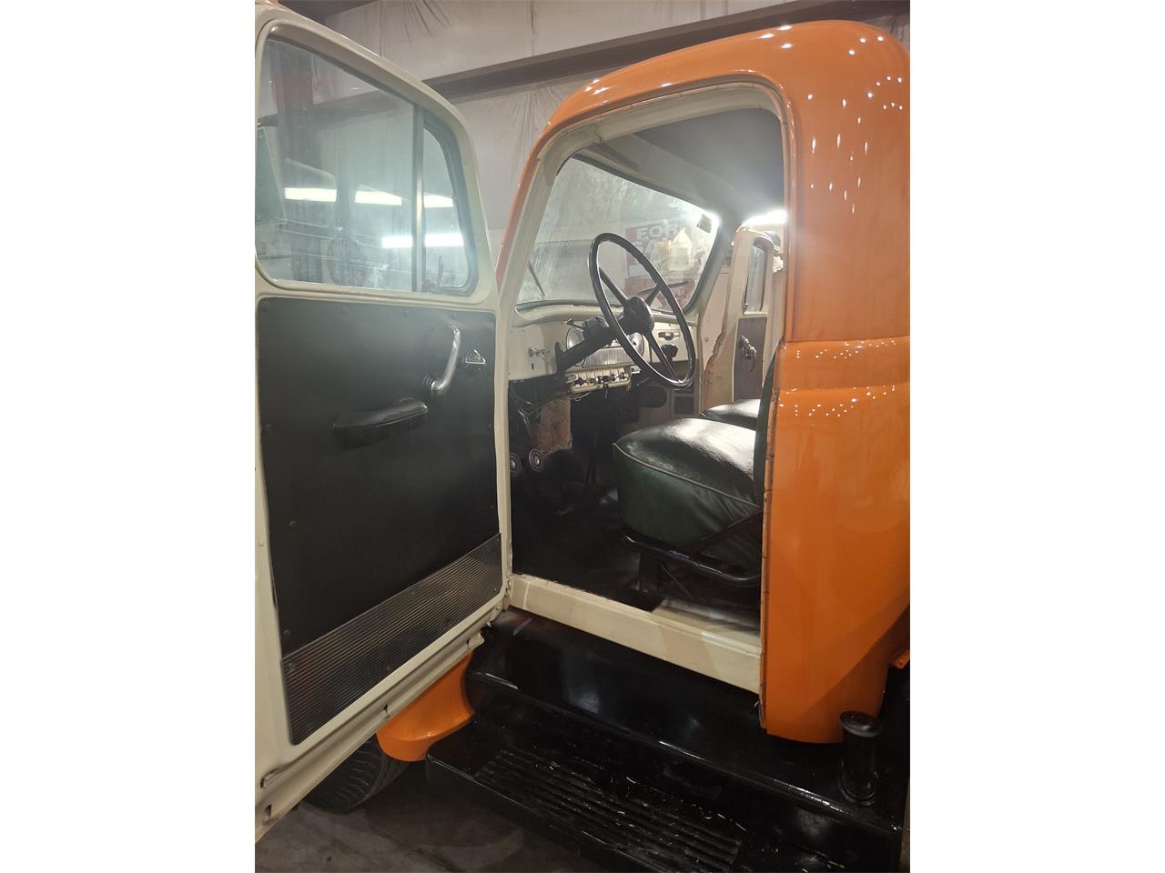 Diamond-t-Pickup-1953-Orange-Cream-4
