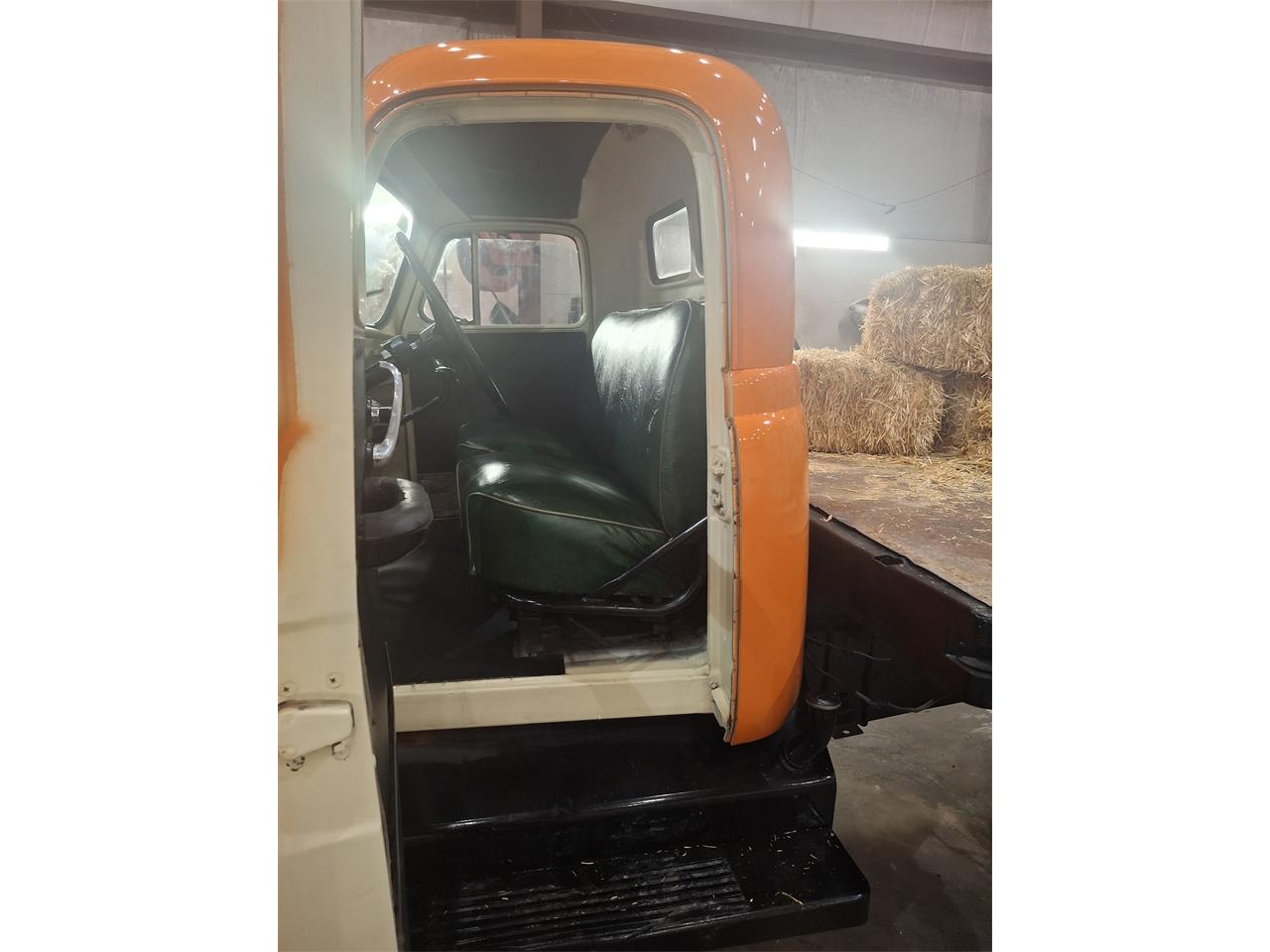 Diamond-t-Pickup-1953-Orange-Cream-5