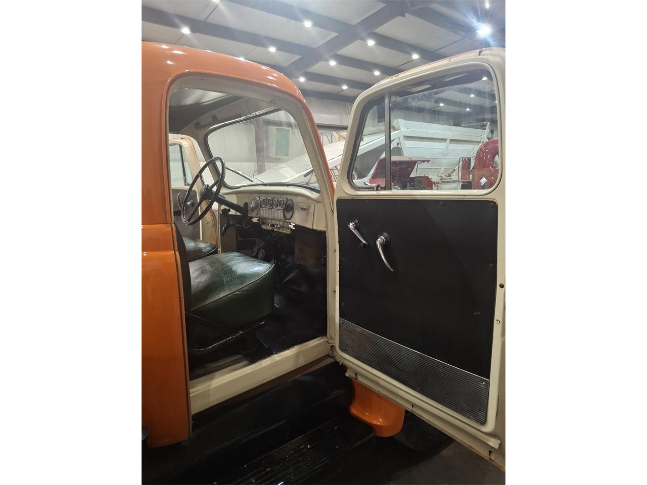 Diamond-t-Pickup-1953-Orange-Cream-8
