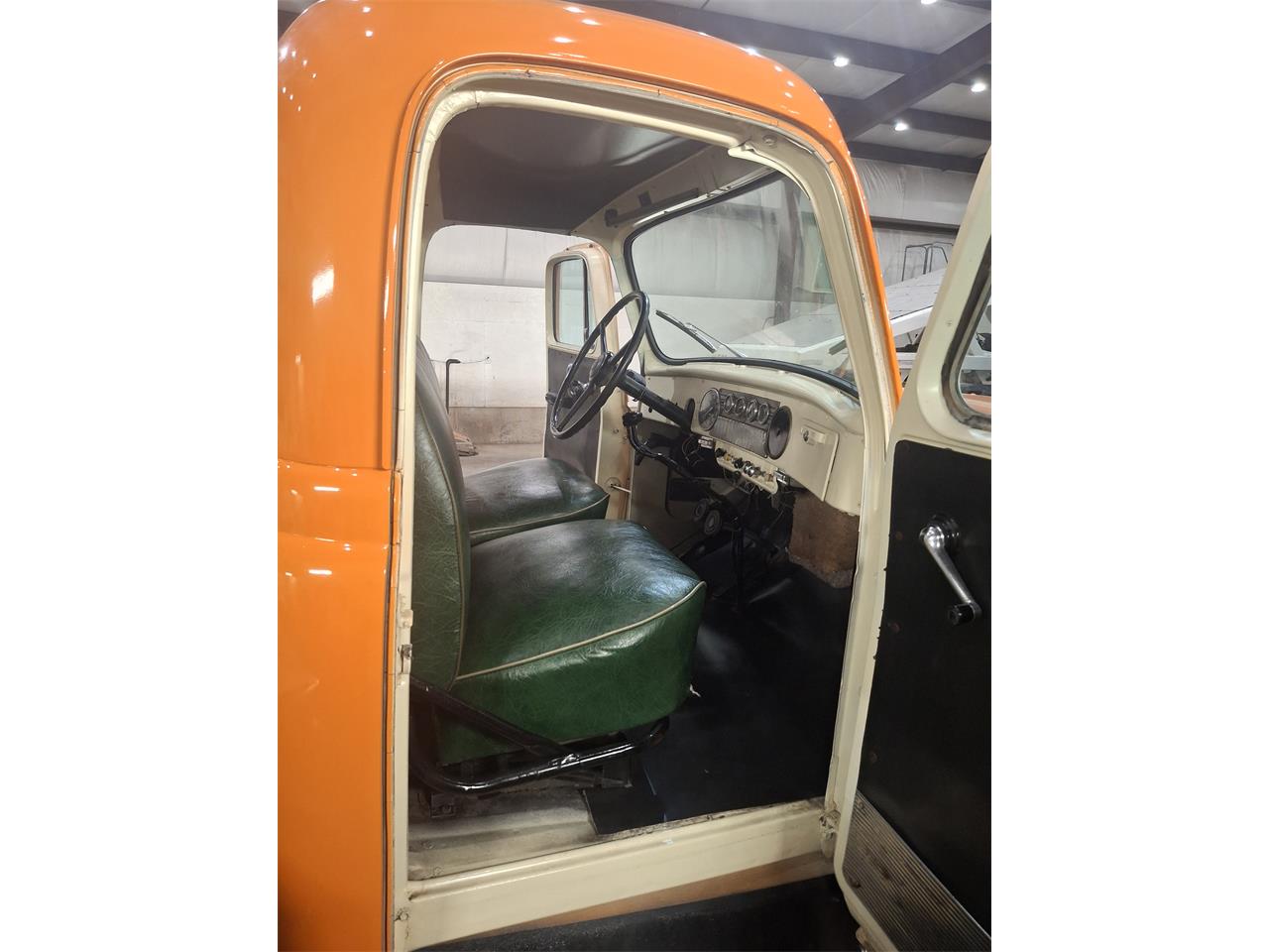 Diamond-t-Pickup-1953-Orange-Cream-9