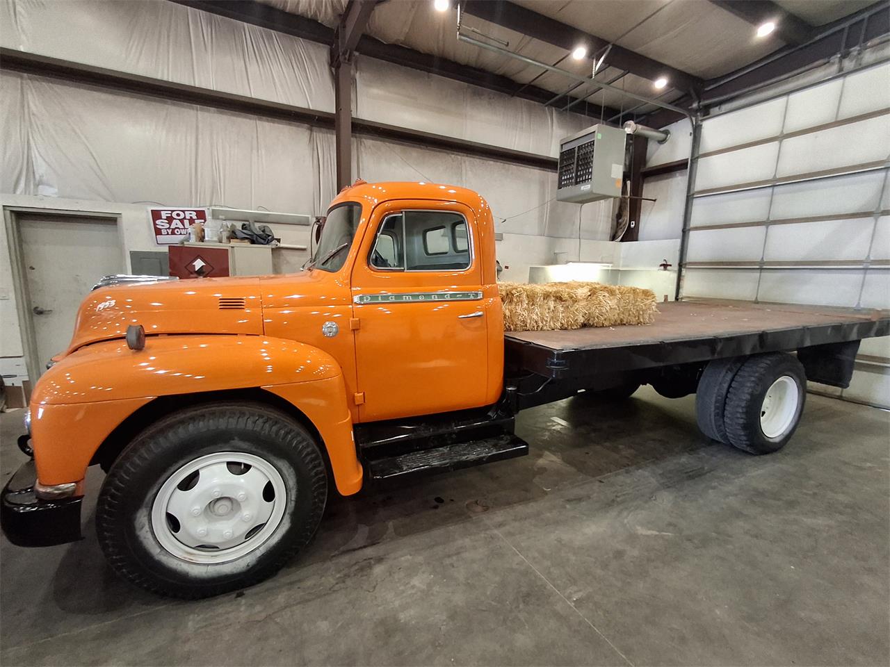 Diamond-t-Pickup-1953-Orange-Cream