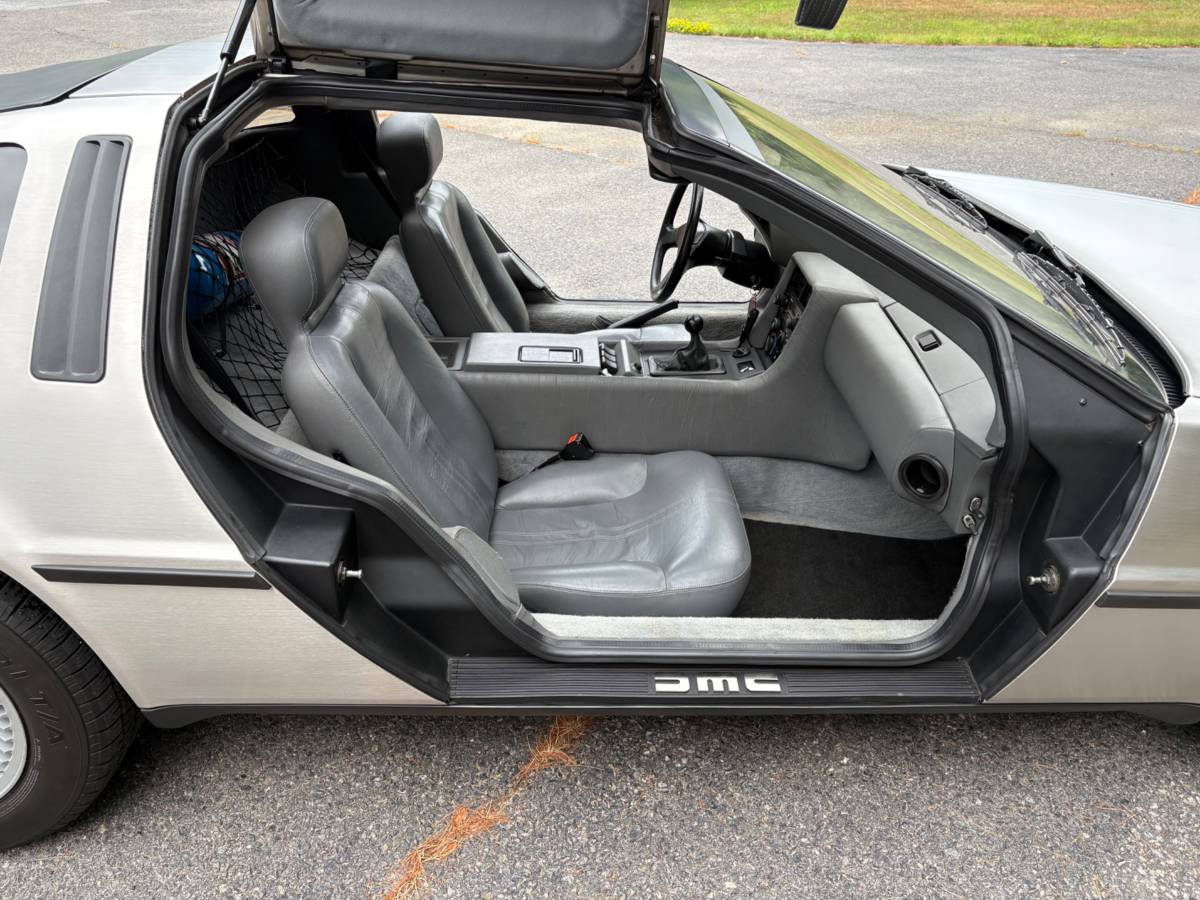 Dmc-delorean-1981-1