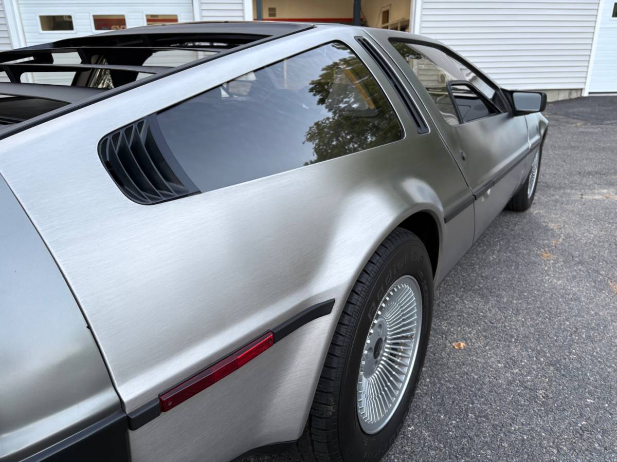 Dmc-delorean-1981-11