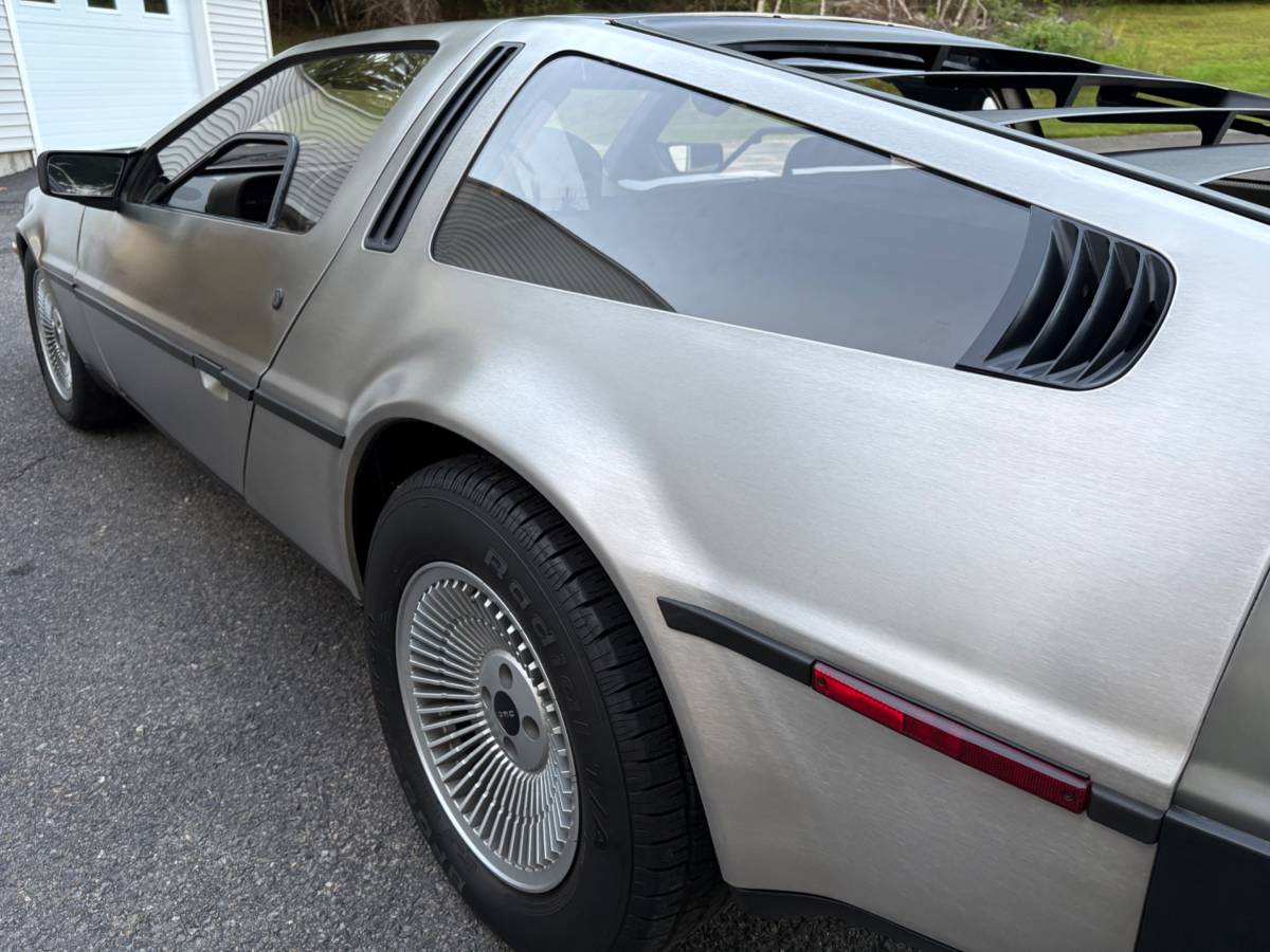 Dmc-delorean-1981-12