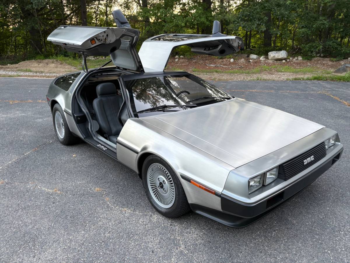 Dmc-delorean-1981-14