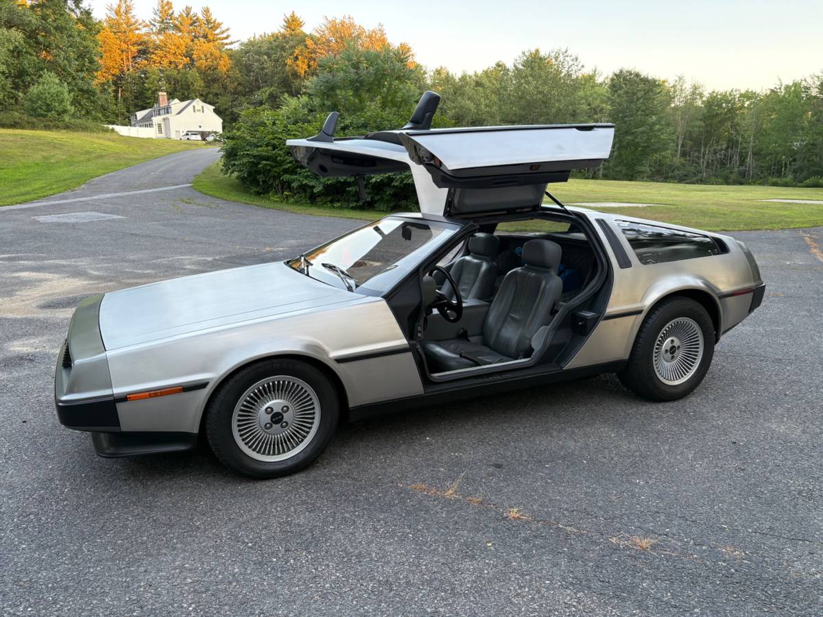 Dmc-delorean-1981-15