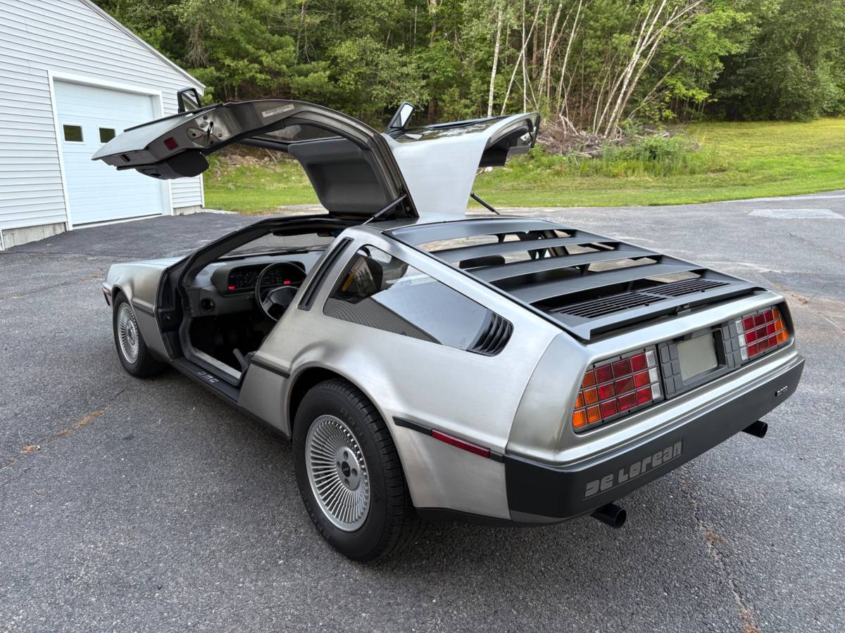 Dmc-delorean-1981-16