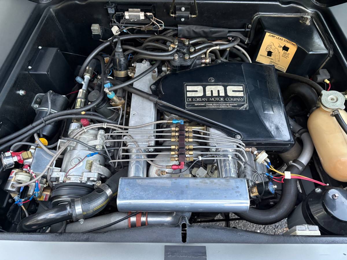 Dmc-delorean-1981-17