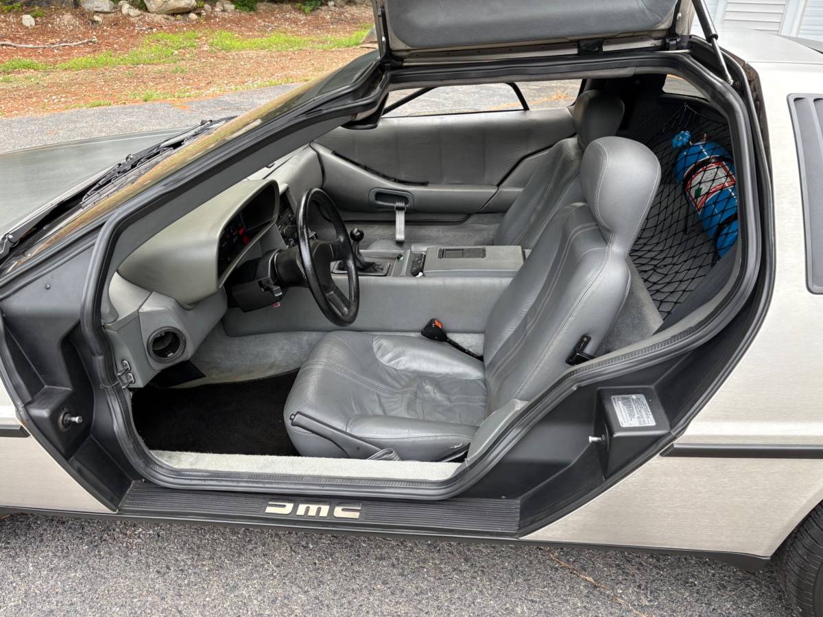 Dmc-delorean-1981-19