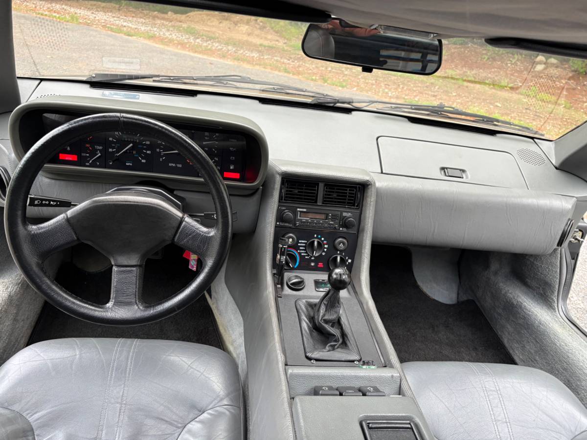 Dmc-delorean-1981-20