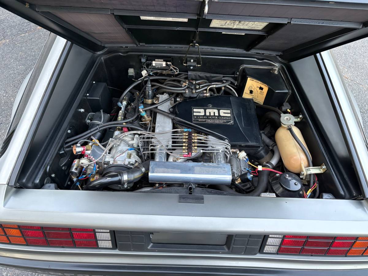 Dmc-delorean-1981-23