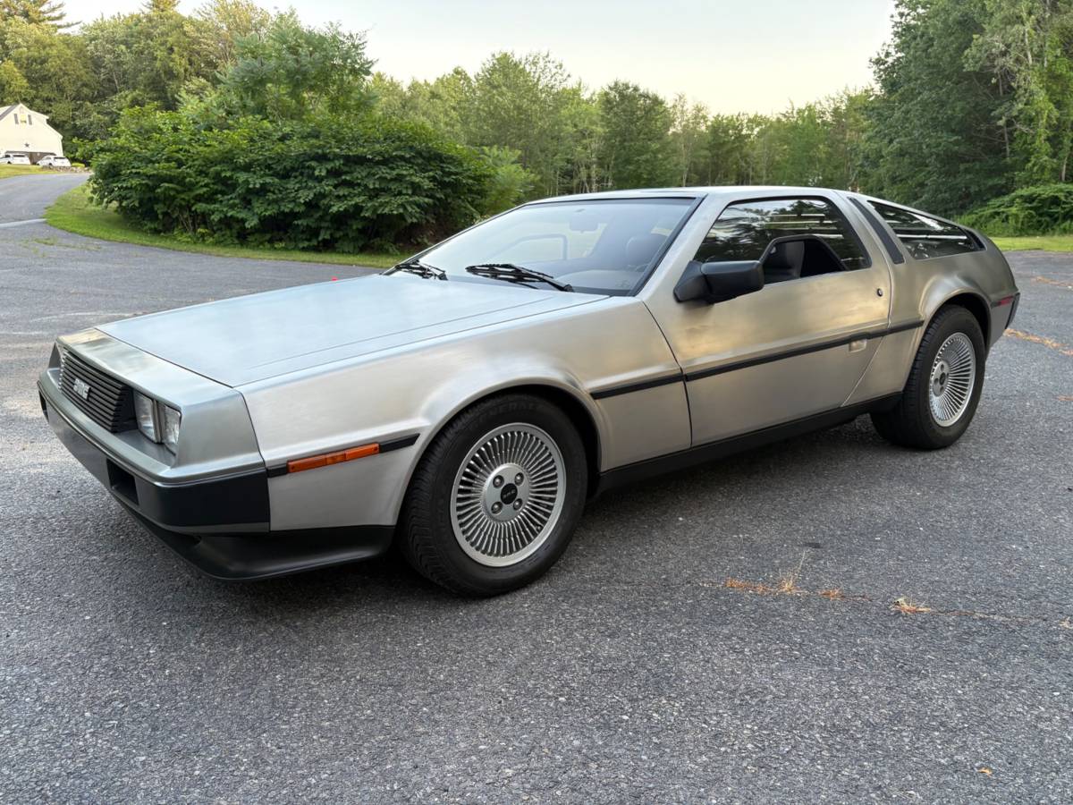 Dmc-delorean-1981-6