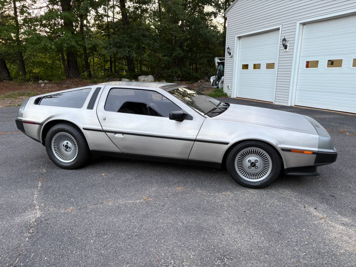Dmc-delorean-1981-8