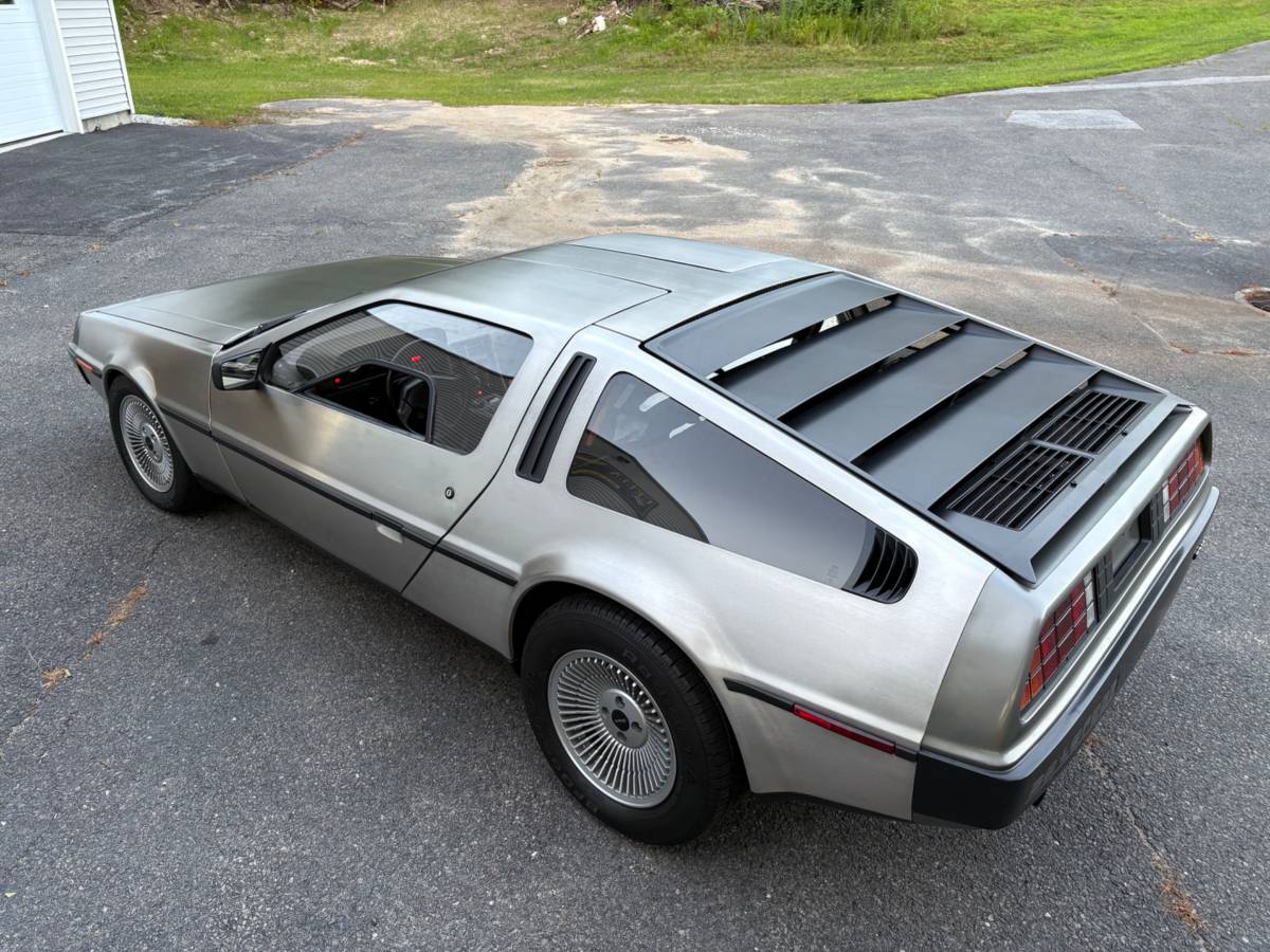 Dmc-delorean-1981-9