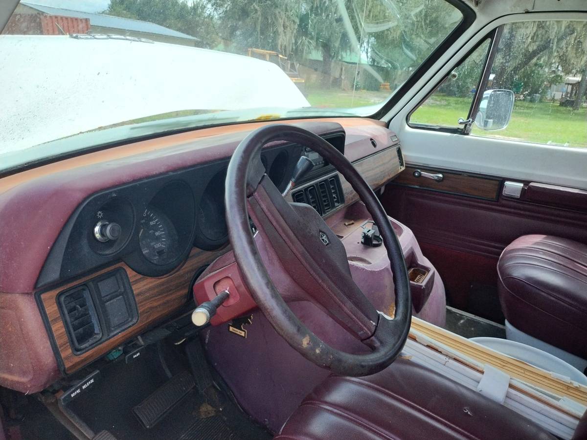 Dodge-150-van-1990-white-2