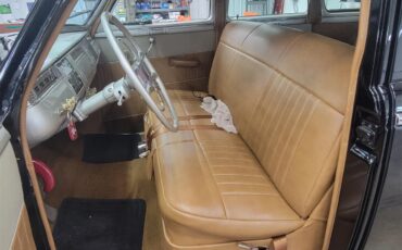 Dodge-4-dr-sedan-1941-Black-Brown-2