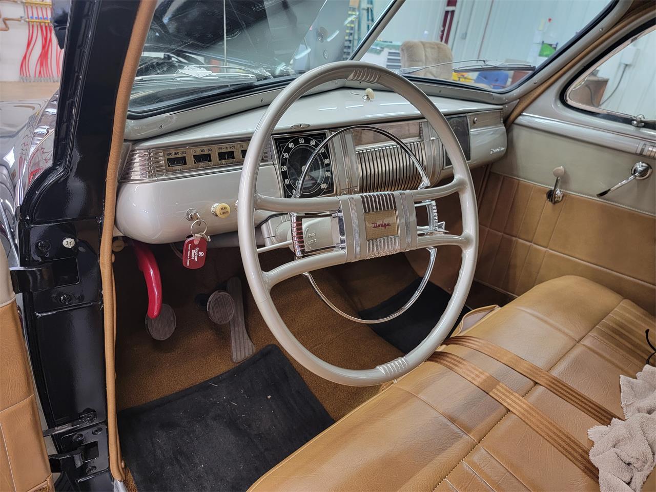 Dodge-4-dr-sedan-1941-Black-Brown-3