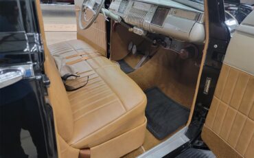 Dodge-4-dr-sedan-1941-Black-Brown-4