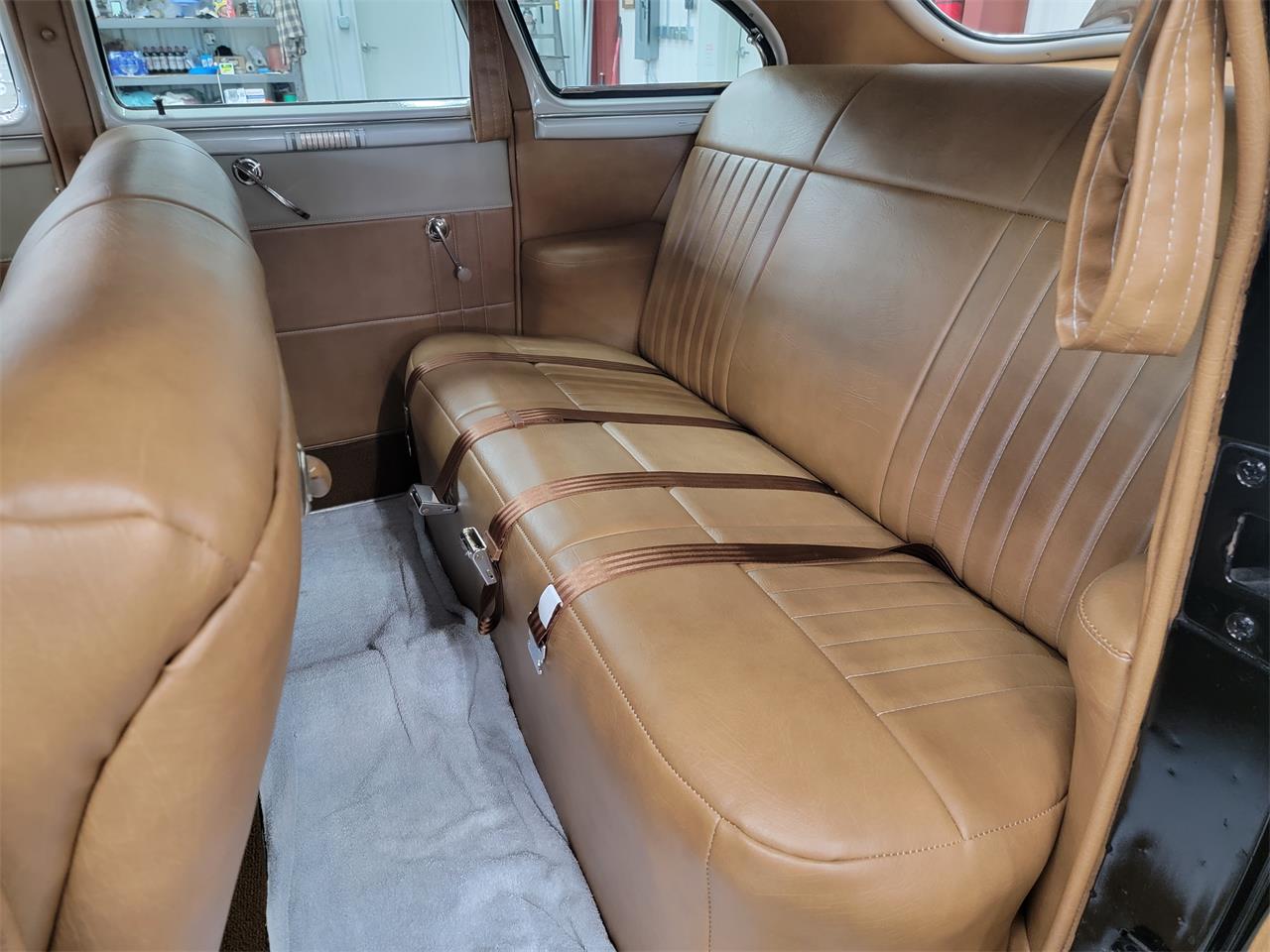Dodge-4-dr-sedan-1941-Black-Brown-5