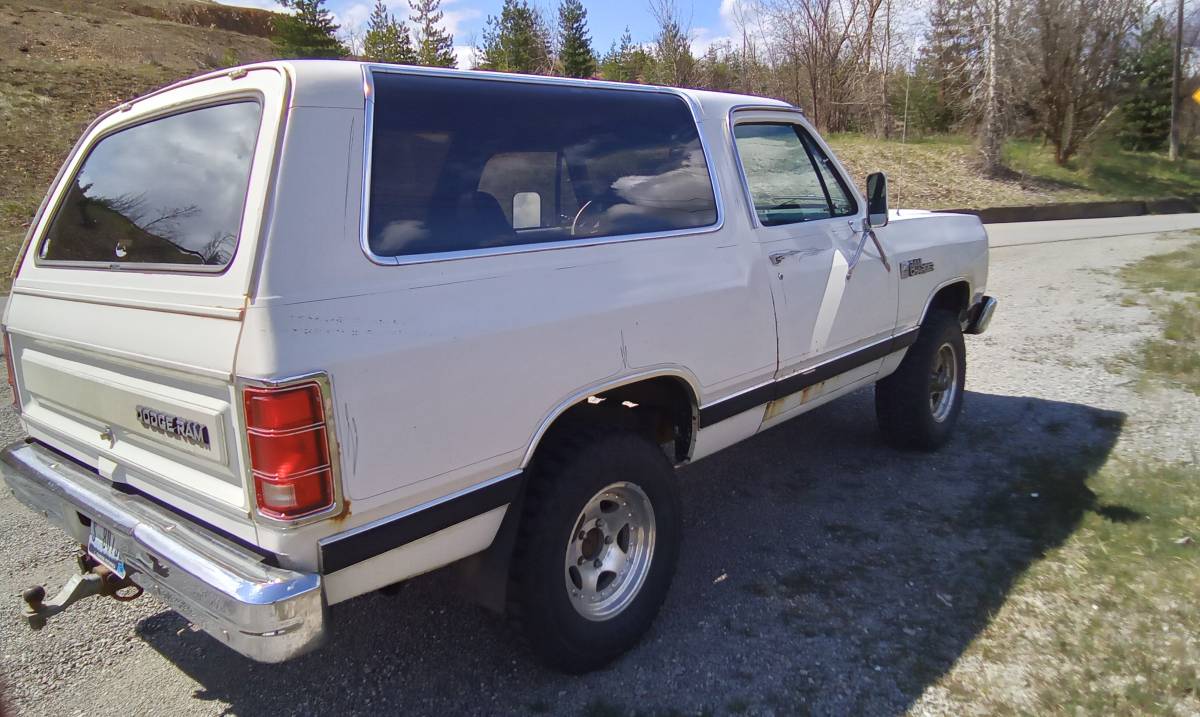 Dodge-4x4-ramcharger-1987-white-8