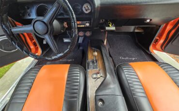 Dodge-Challenger-1970-Tangerine-Orange-Black-amp-Orange-36