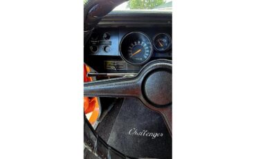 Dodge-Challenger-1970-Tangerine-Orange-Black-amp-Orange-4