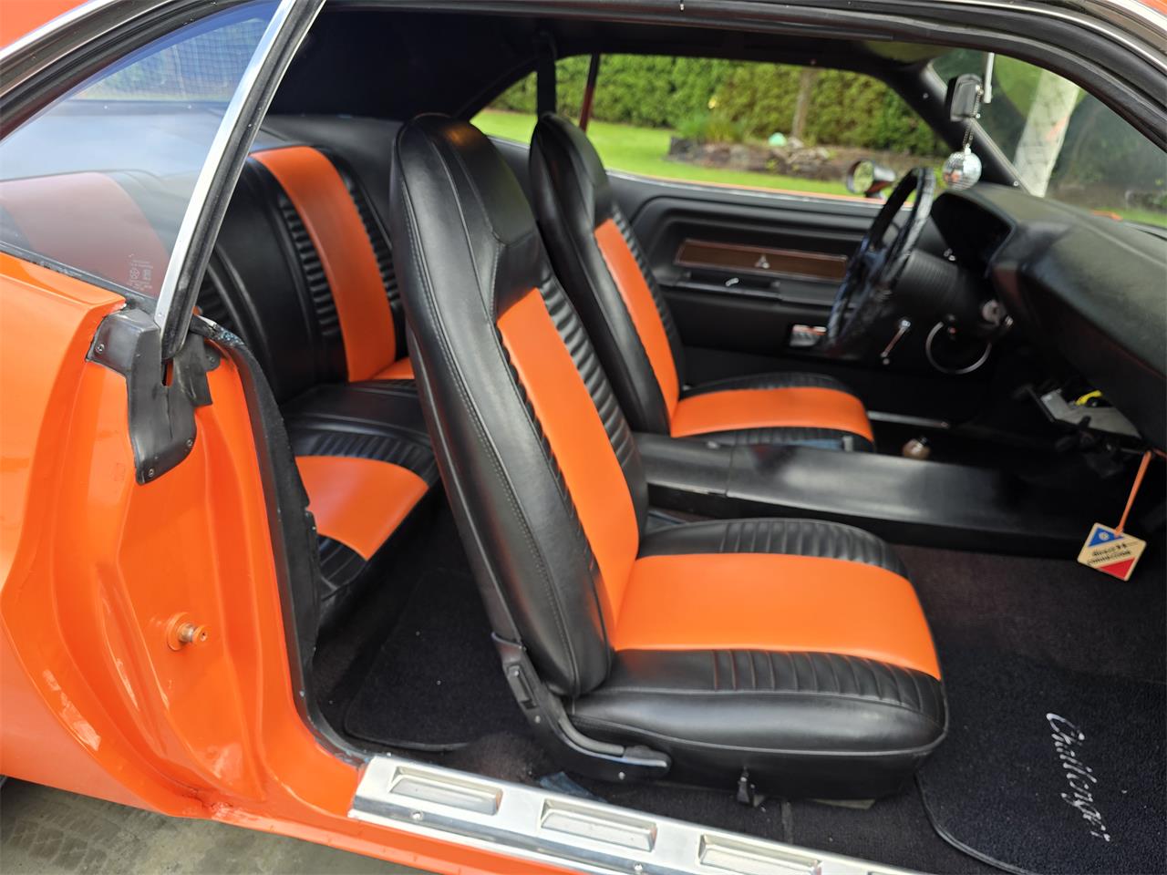 Dodge-Challenger-1970-Tangerine-Orange-Black-amp-Orange-40