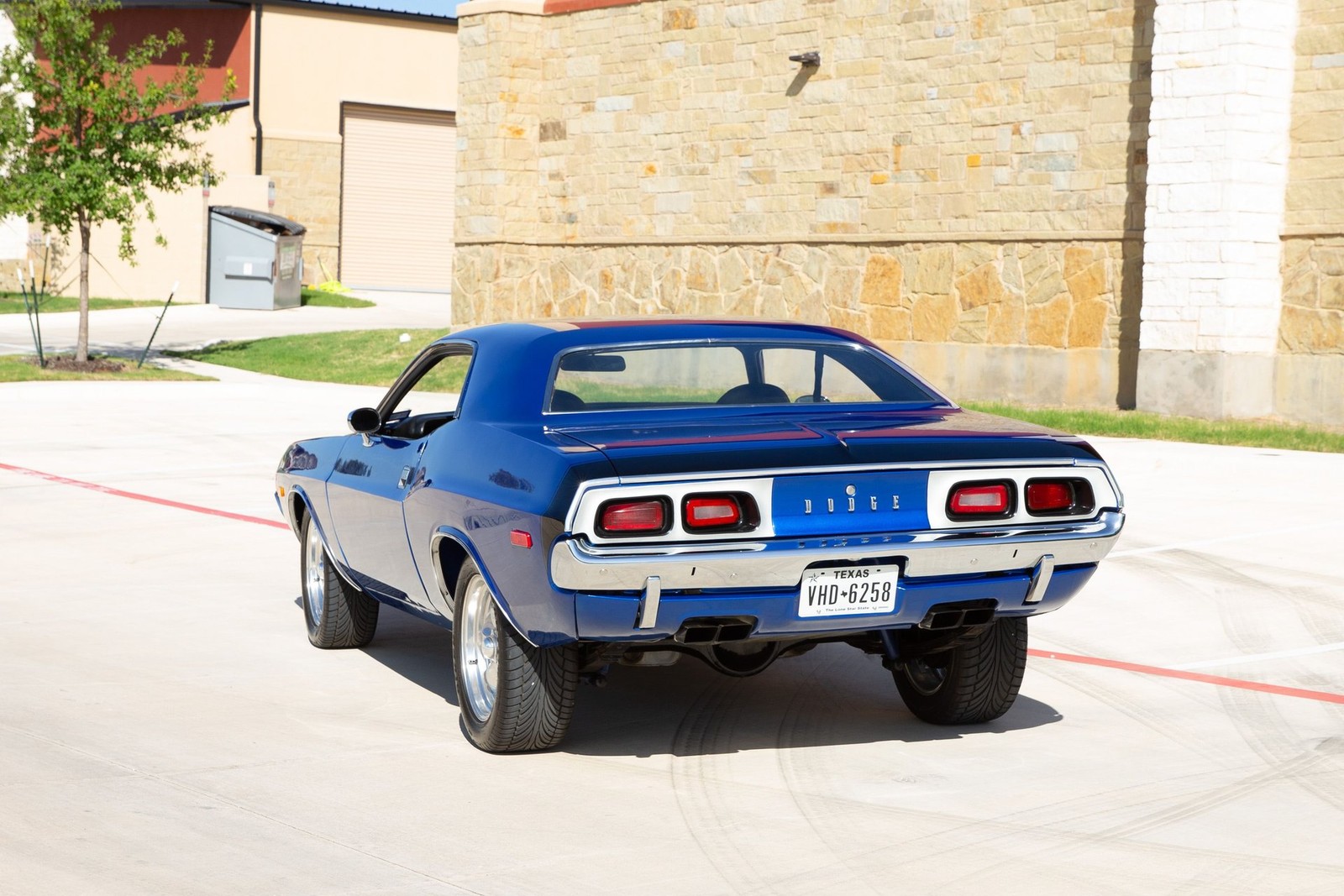 Dodge-Challenger-1972-Coupe-11