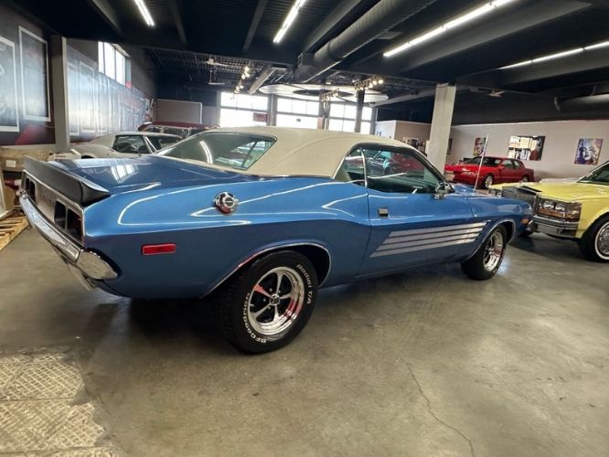 Dodge-Challenger-1972-Medium-TurquoiseWhi-White-Vinyl-2