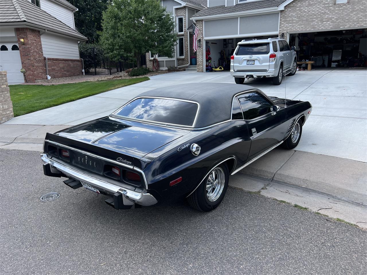Dodge-Challenger-1973-Dark-Purple-Black-2