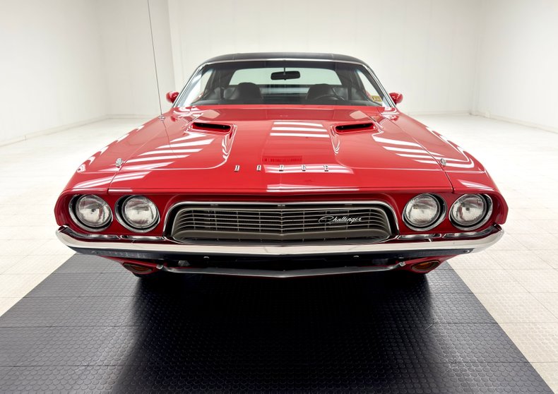 Dodge-Challenger-1974-Bright-Red-Black-12