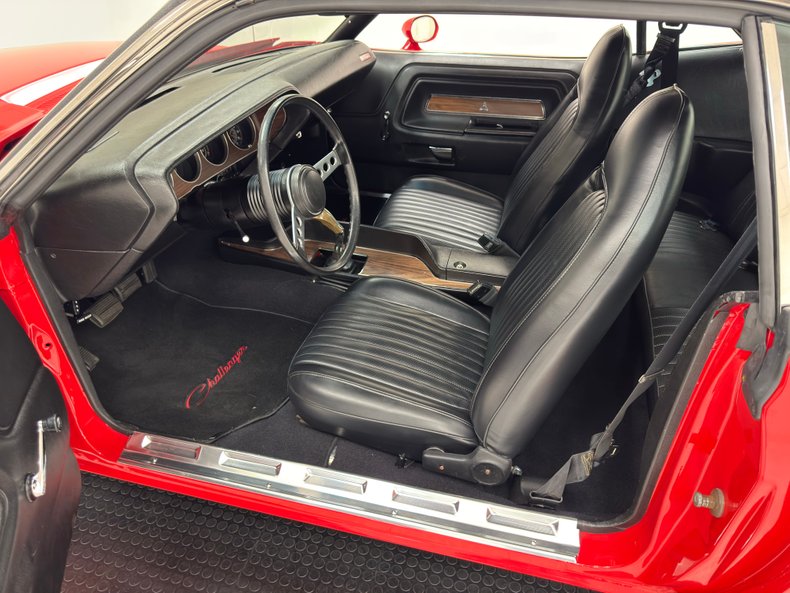 Dodge-Challenger-1974-Bright-Red-Black-29