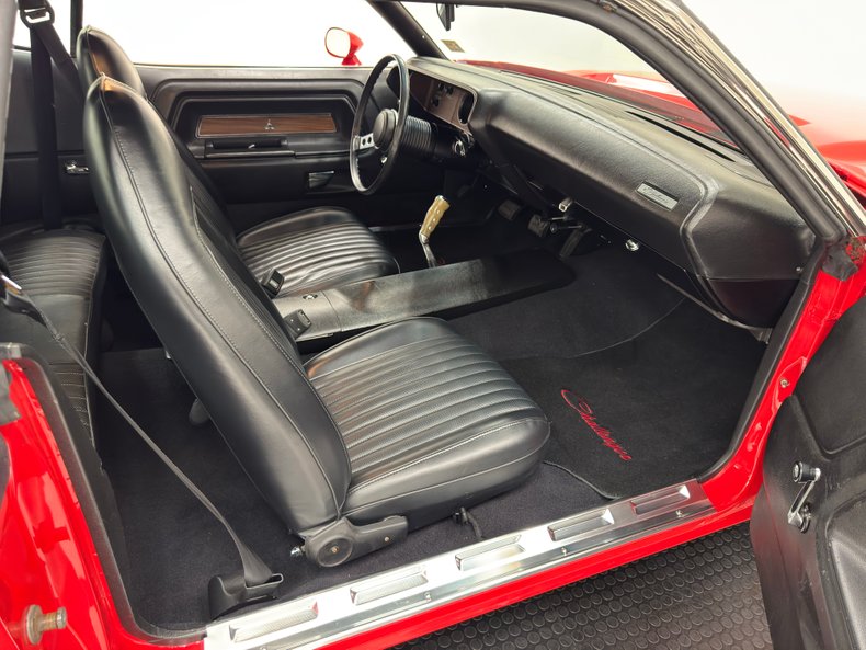 Dodge-Challenger-1974-Bright-Red-Black-32