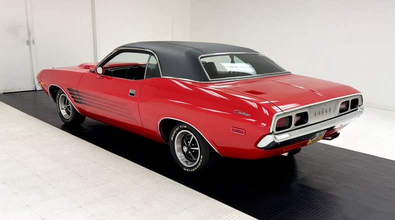 Dodge-Challenger-1974-Bright-Red-Black-45