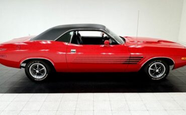 Dodge-Challenger-1974-Bright-Red-Black-9