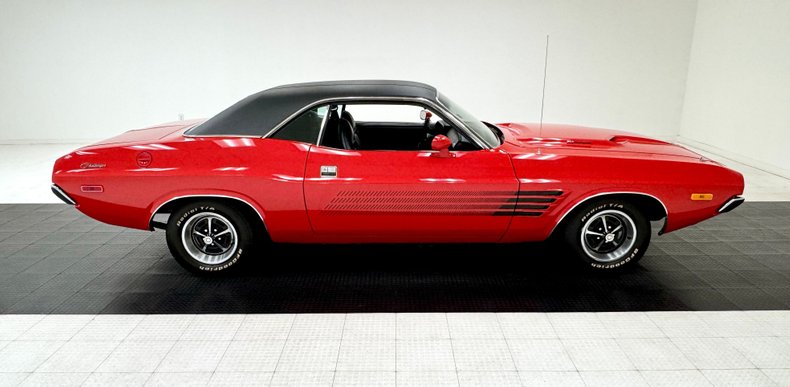 Dodge-Challenger-1974-Bright-Red-Black-9