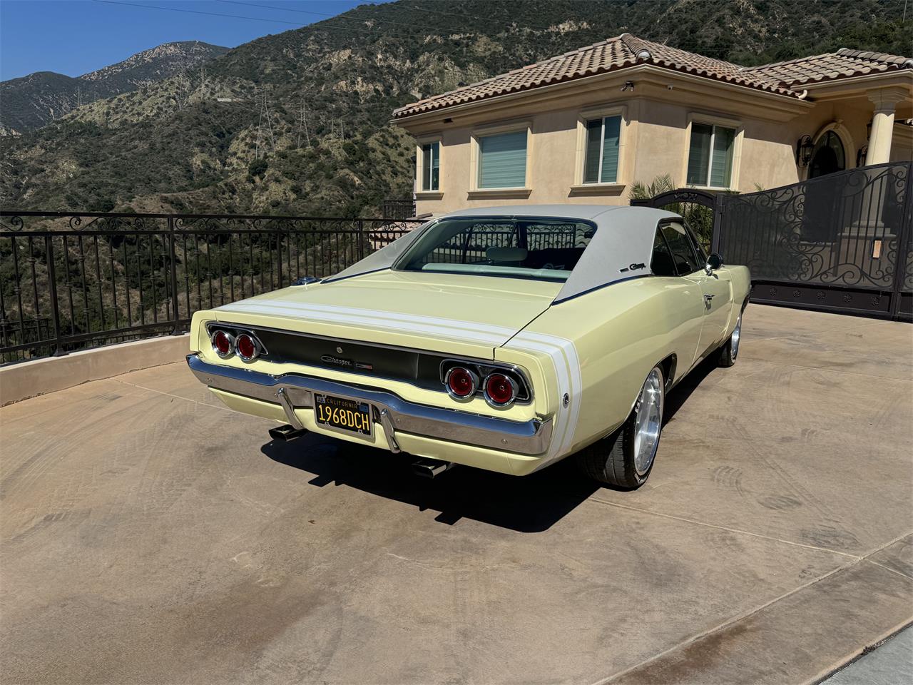 Dodge-Charger-1968-TAN-BLACK-2