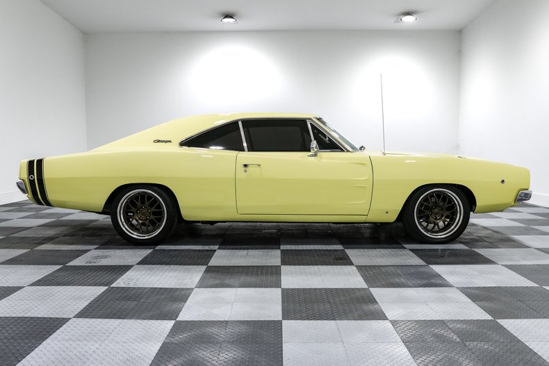 Dodge-Charger-1968-Yellow-BLACK-10