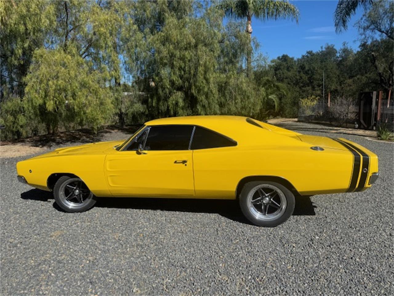 Dodge-Charger-1968-yellow-black-13