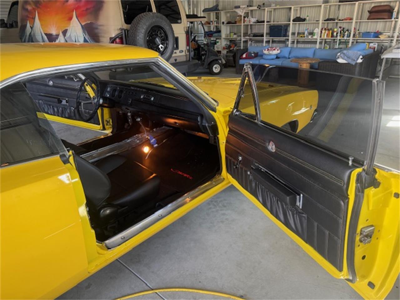 Dodge-Charger-1968-yellow-black-15