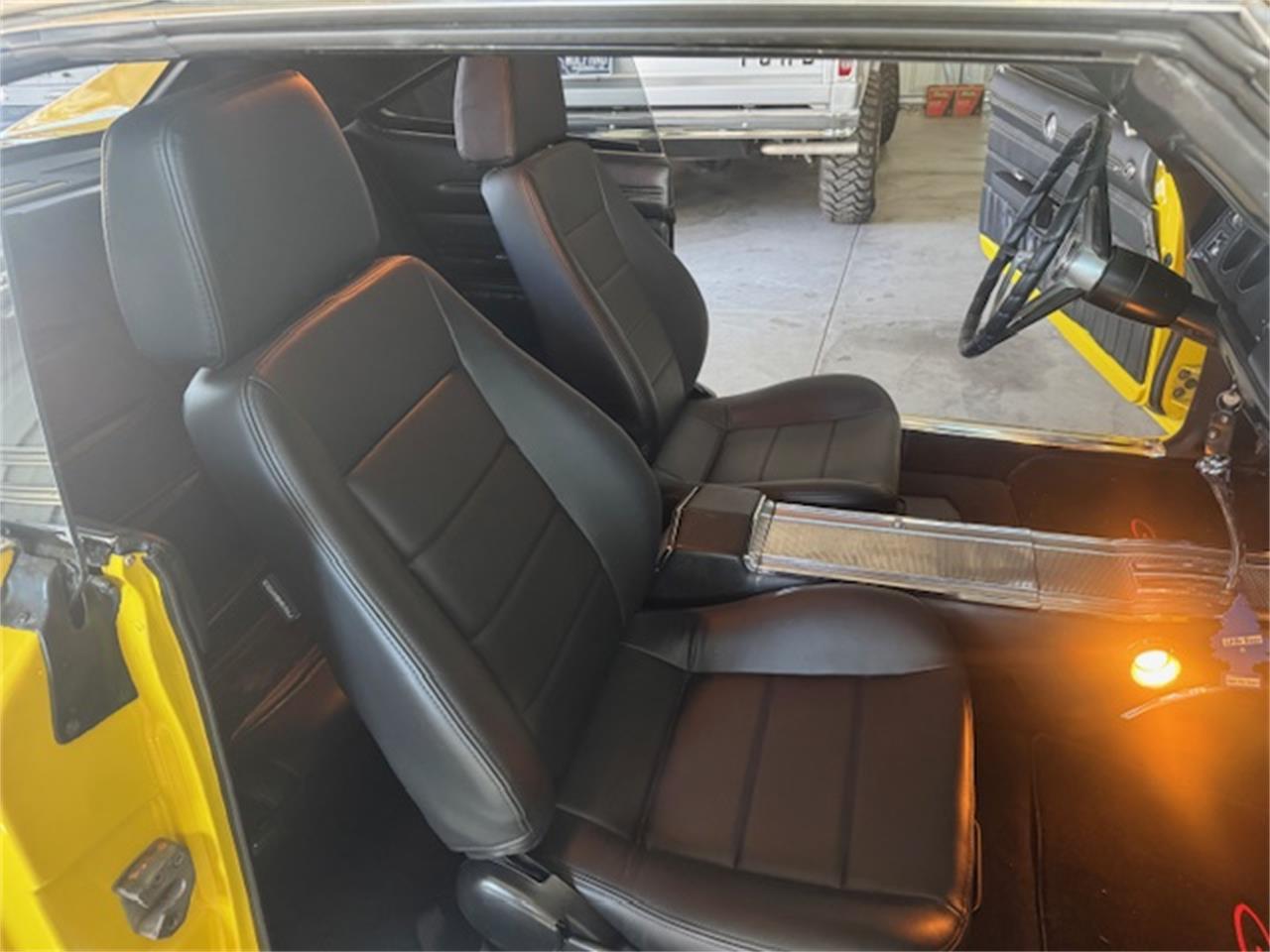 Dodge-Charger-1968-yellow-black-18