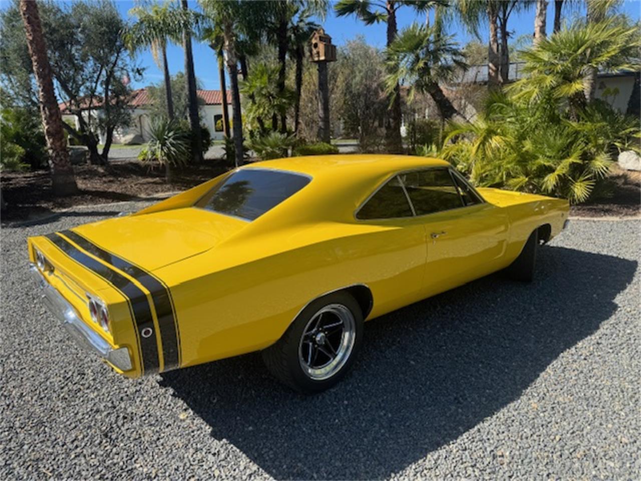 Dodge-Charger-1968-yellow-black-2