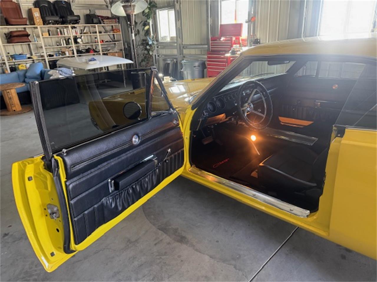 Dodge-Charger-1968-yellow-black-4