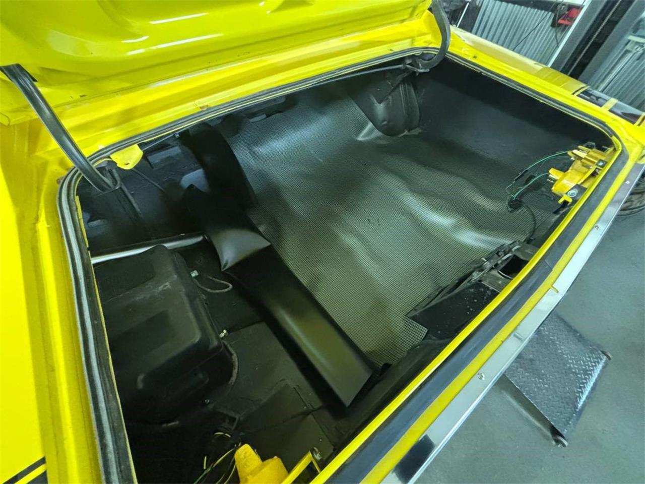 Dodge-Charger-1968-yellow-black-6