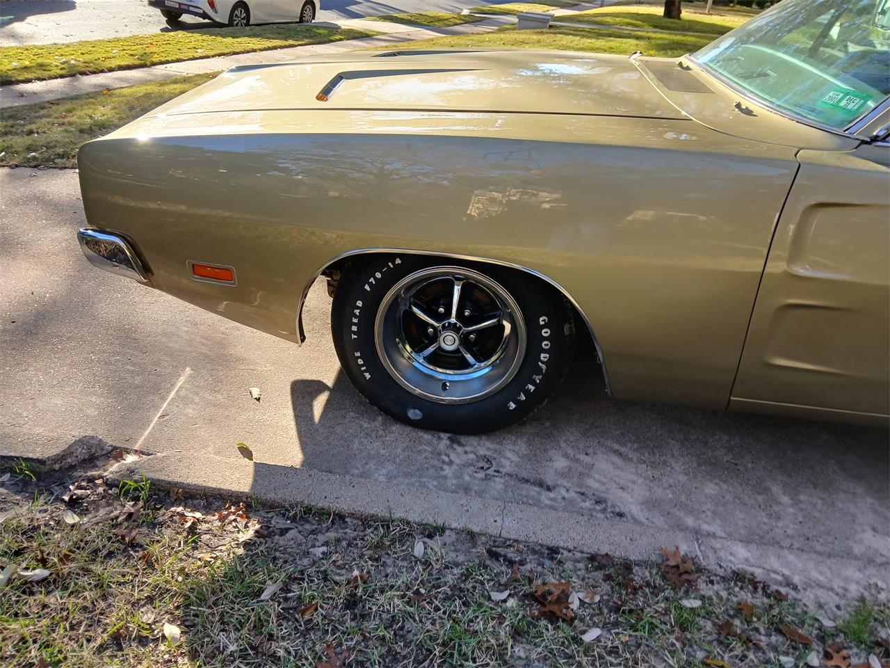 Dodge-Charger-rt-1969-Gold-Green-8